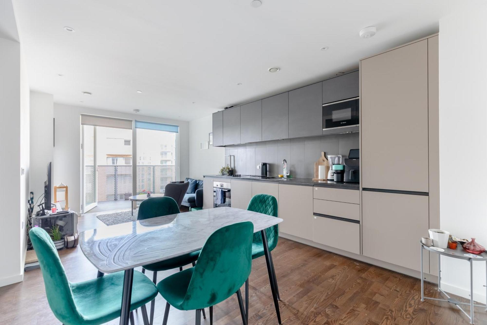 Modern 1 Bedroom With Balcony In Surrey Quays *